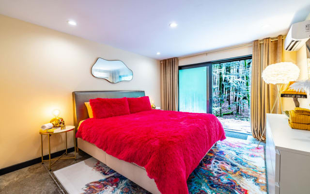 Secluded, upscale hideaway in the woods - The Glam Rock Bedroom