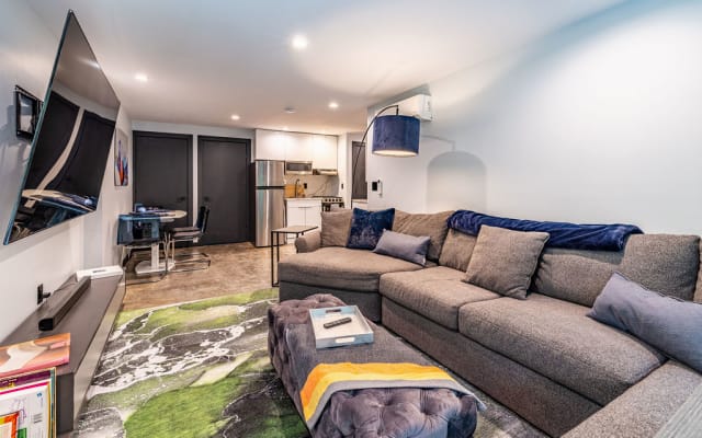 Secluded, upscale hideaway in the woods - The Suite