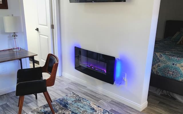 Serene, relaxing, quiet guest cottage. In Fletcher Hills, close to all