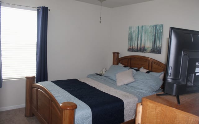 Micks Inserat auf misterb&b - SE Bedroom, cozy & private at the end of the hall. Near shared large bathroom and laundry room ($8 per load, includes Washer, Dryer, and Detergent / Bleach / Etc.). No use of the Washing Machine (a little noisy) typically from 11pm to 8am. Dryer OK.