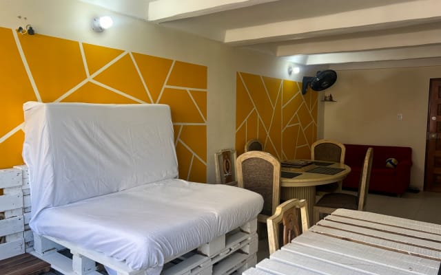 Zweibettzimmer mit gemeinsamem Bad