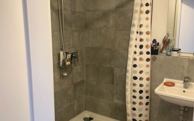 Alquilo habitación luminosa con persianas en piso compartido, ofrecen el masaje sueco - Foto 7