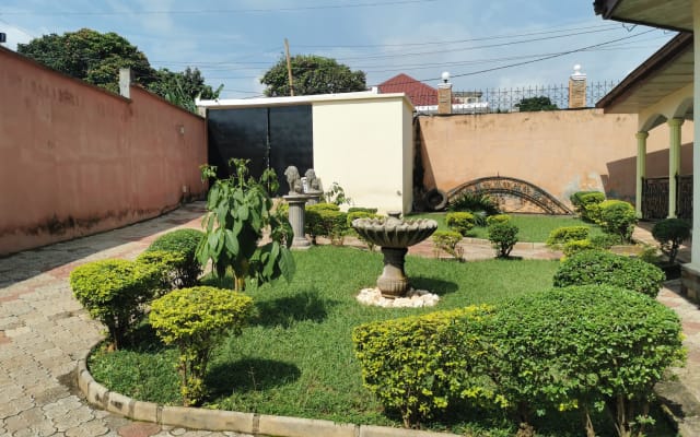 Residência tranquila no centro de Yaoundé, totalmente segura.