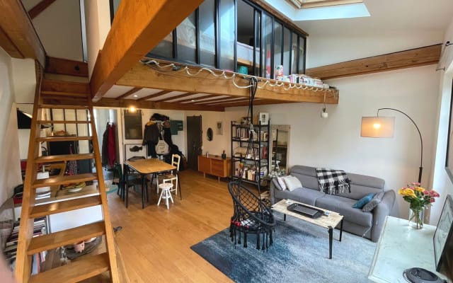 Appartement lumineux, chaleureux, quartier animé, et central.  Métros