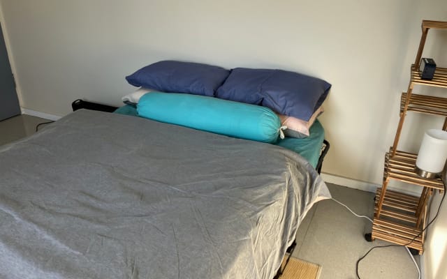 Cosy no frills bedroom all to yourself. Walk to the Aus Open! - Picture 7