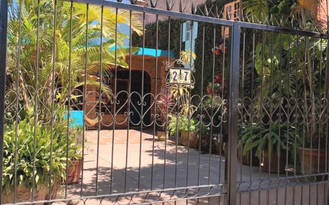 Charming 2 bedroom just 4 blocks to the beach.