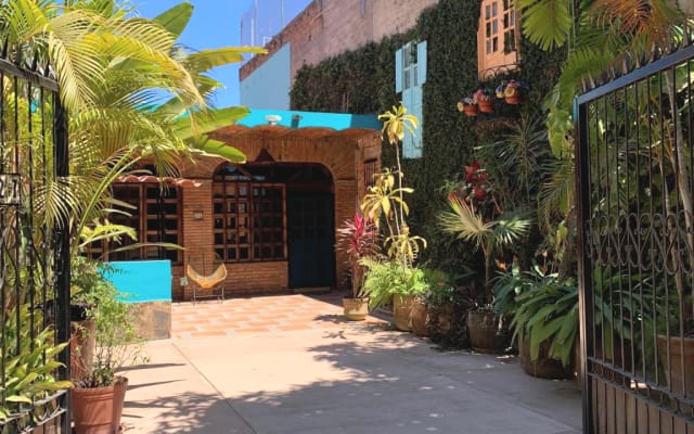 Charming 2 bedroom just 4 blocks to the beach.