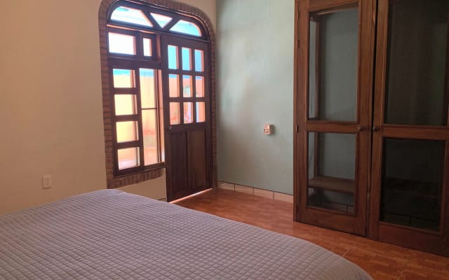 Charming 2 bedroom just 4 blocks to the beach.