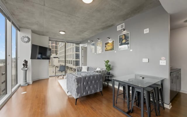 2Bed Midtown High-Rise | Cama King | Estacionamento gratuito