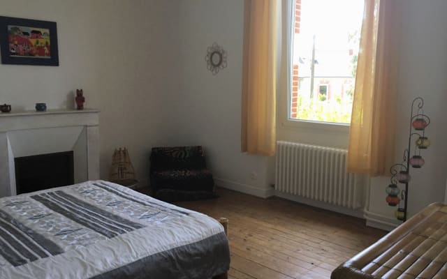 Quarto privado com casa de banho privativa numa casa dos anos 30