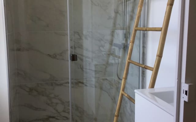 Quarto privado com casa de banho privativa numa casa dos anos 30