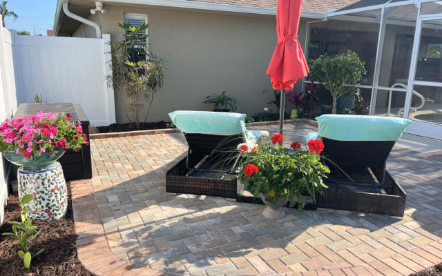 Annonce de Wayne sur misterb&b - Outside paver patio area for sunbathing 
