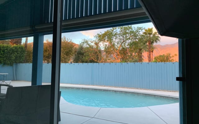 Casa com quarto privado e casa de banho adjacente e piscina