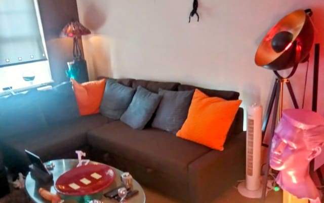 2 bed house 20 mins from Cardiff city center ..