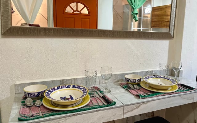 Matt's listing on misterb&b - Dining banquette. 