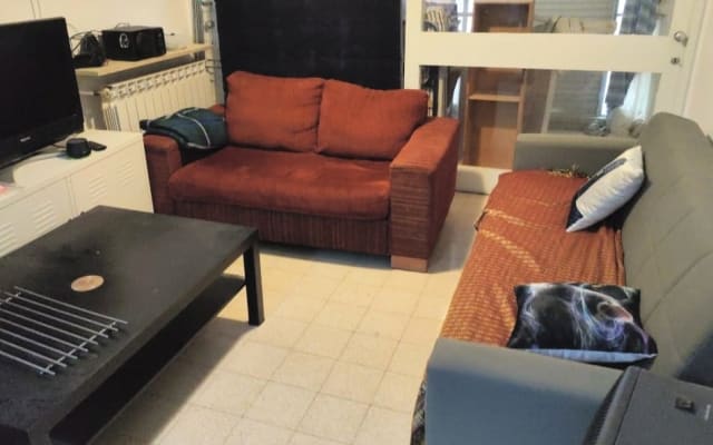 bonita habitación en Jerusalén, tiene una cama y TV en la habitación