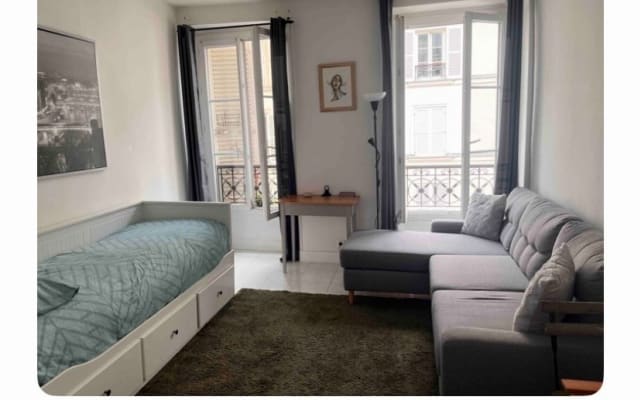 Die Wohnung befindet sich in einer sehr zentralen Lage