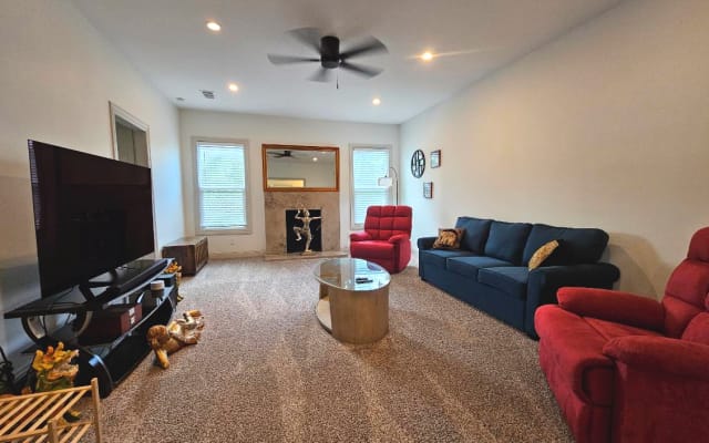 Spacious 2BR/1BA Upstairs Home - Picture 8