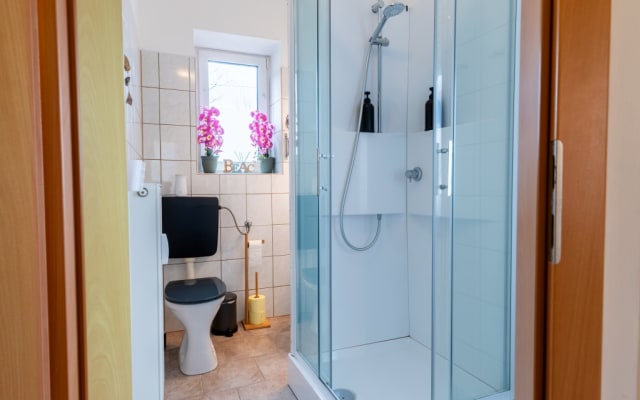 Tamas's listing on misterb&b - Badezimmer mit frischen Handtüchern, Duschgel und kleinen Pflegeprodukten.