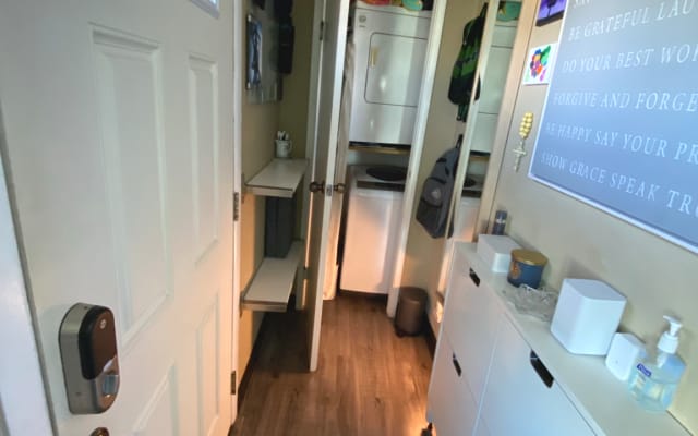 Chic-condo guest room near local airport / 40 minutes from downtown LA