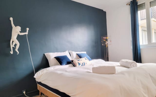 Luxurious apartment with balcony near Arc de Triomphe