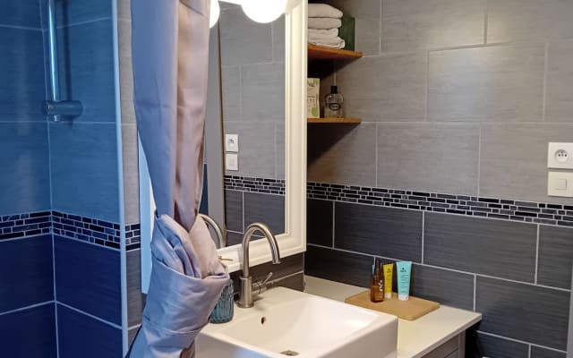 Habitación espaciosa con baño privado.