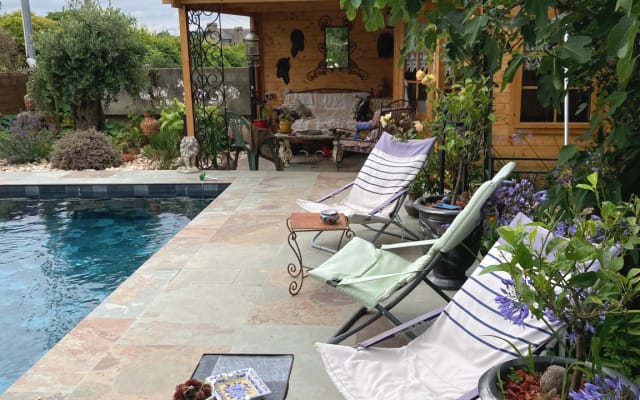 2 bedrooms and en-suite bathroom in charming house with swimming pool