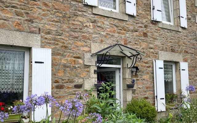 2 bedrooms and en-suite bathroom in charming house with swimming pool
