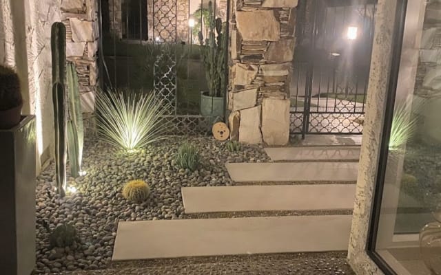 Hi! Beautiful home and in a quiet neighborhood. Near downtown and shop - Picture 3