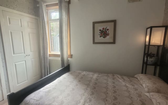 Quarto encantador numa vivenda baixa com jardim