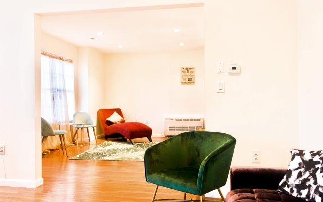 20 Minutes to Manhattan NYC! 3 BR/2 BA Apartment