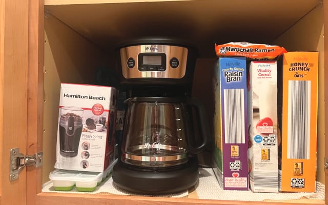 Annonce de Brett sur misterb&b - Breakfast options in kitchen (common area)