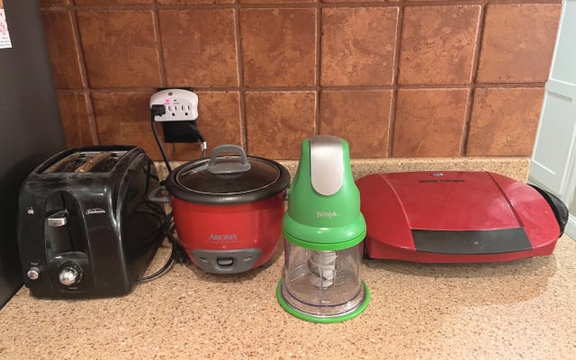 Annonce de Brett sur misterb&b - Various kitchen appliances (common area)
