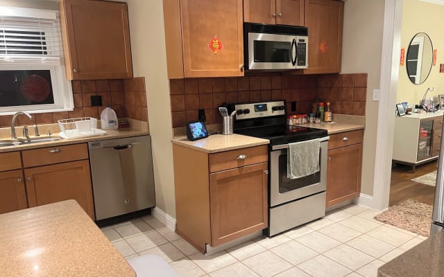 Annonce de Brett sur misterb&b - Kitchen with Microwave, electric range, oven, and dishwasher (common area)