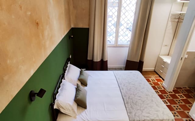 Donna Oliva Guest House, elegant rooms with private bathrooms in town.