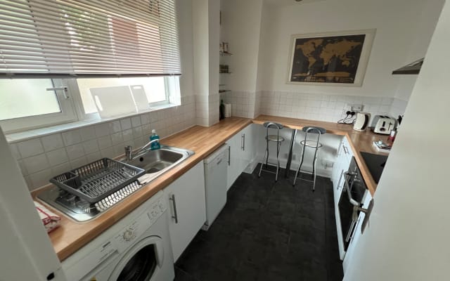 Big Double Room in a 1-bed Flat in Central King's Cross