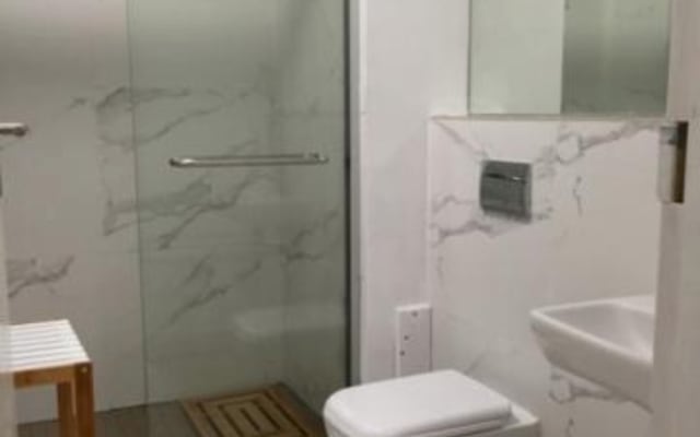 Anúncio de Robert em misterb&b - Bathroom with Shower, Toilet and Basin