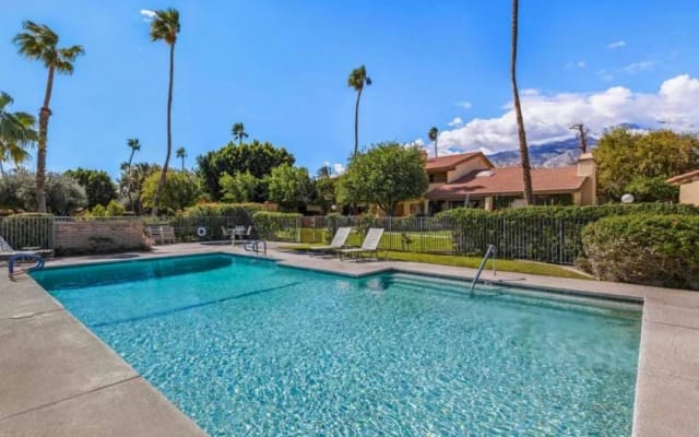 Belle chambre et salle de bain privées à Palm Springs.