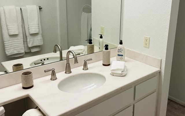 Belle chambre et salle de bain privées à Palm Springs.