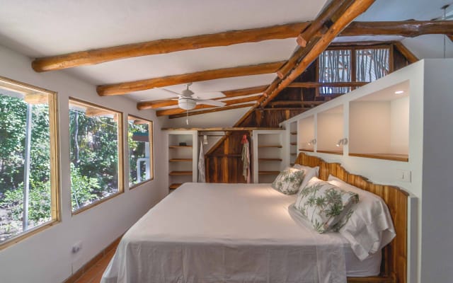 Maison dans les arbres avec une magnifique vue panoramique sur la...