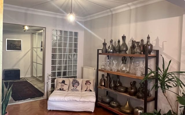 Lindo apartamento com quarto privado e varanda.