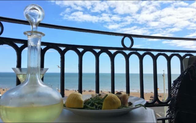 Oliver's listing on misterb&b - eating on the balcony