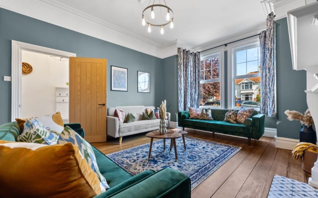 5 BR Stunning Manor House w/ Games Room, Sleeps 12