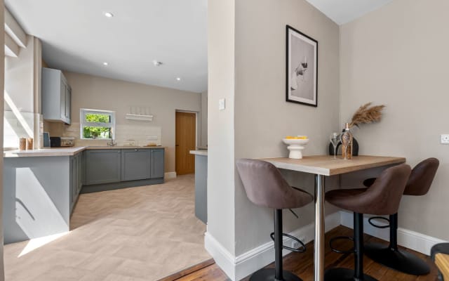 5 BR Stunning Manor House w/ Games Room, Sleeps 12