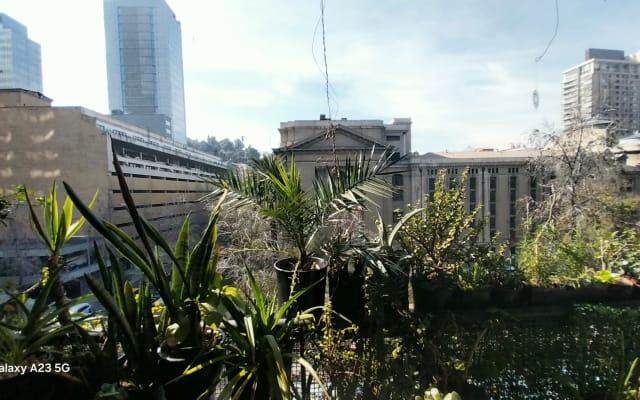  Espaço acolhedor no coração de Santiago, em frente à biblioteca