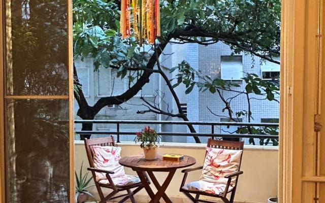 Cozy space one block from the beach