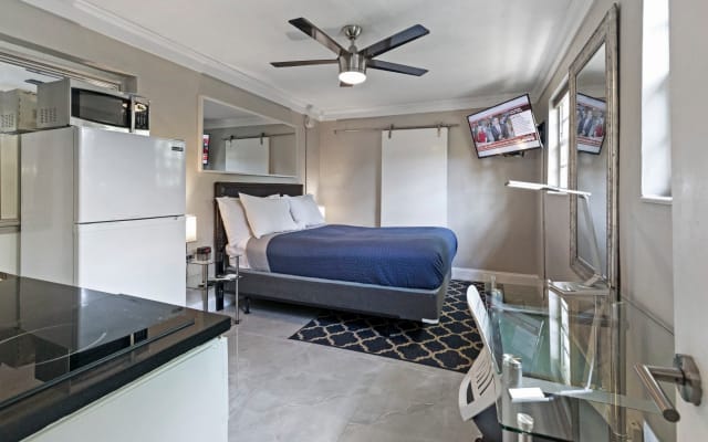 Dog friendly studio apt with clothing opt. pool just off Wilton Drive