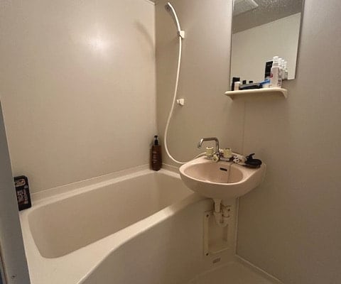 Camera condivisa in zona residenziale con balcone