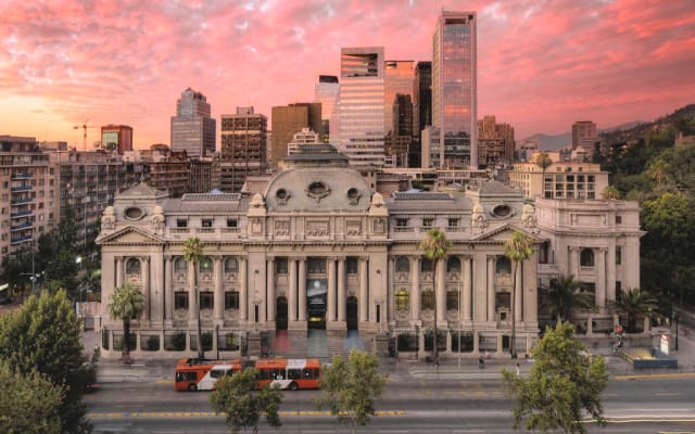  Espaço acolhedor no coração de Santiago, em frente à biblioteca