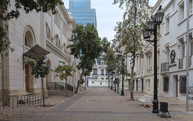  Espaço acolhedor no coração de Santiago, em frente à biblioteca